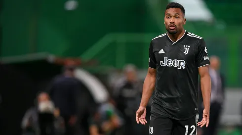 Alex Sandro, da Juventus, reage durante o jogo da segunda mão dos quartos-de-final da UEFA Europa League entre Sporting CP e Juventus, no Estádio José Alvalade, a 20 de abril de 2023, em Lisboa, Portugal. (Foto de Otávio Passos/Getty Images)
