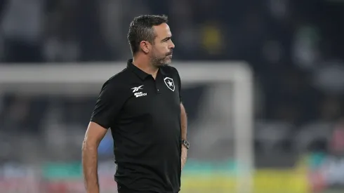 Artur Jorge pode ter desfalques na próxima partida - Foto: Thiago Ribeiro/AGIF