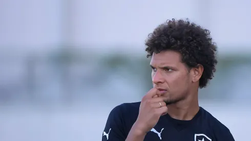 Willian Arao do Botafogo durante treino no campo anexo do estadio Engenhao. Meio-campista foi cogitado pela direção
