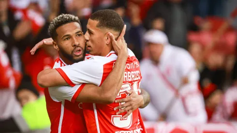 Wesley jogador do Internacional comemora seu gol com Gabriel Carvalho jogador da sua equipe durante partida contra o Athletico-PR no estadio Beira-Rio pelo campeonato Brasileiro A 2024. 
