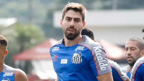 Luan Peres, zagueiro na mira do Vasco jogando pelo Santos. 
