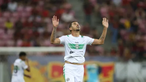 Bruno Melo, jogador do Coritiba, comemora seu gol durante a partida contra o Sport na Arena de Pernambuco, pelo Campeonato Brasileiro da Série B.
