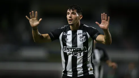 Rafael Ramos, jogador do Ceará, em partida contra o CRB no estádio Rei Pele, pela Copa do Brasil 2024.
