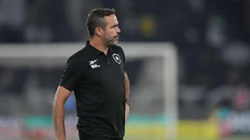 Artur Jorge terá mais opções para montar a equipe - Foto: Thiago Ribeiro/AGIF