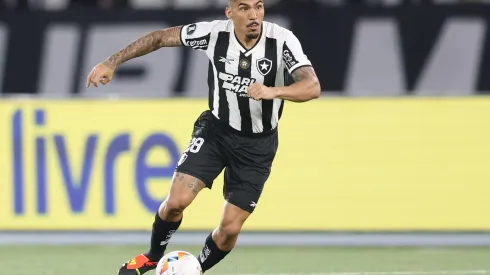 Foto: Vitor Silva/Botafogo – Allan durante confronto contra o Palmeiras na Libertadores de 2024.
