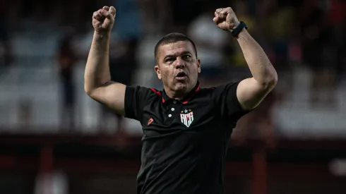 Umberto Louzer, técnico do Atletico-GO, durante partida contra o Juventude no Antonio Accioly, pelo Campeonato Brasileiro.
