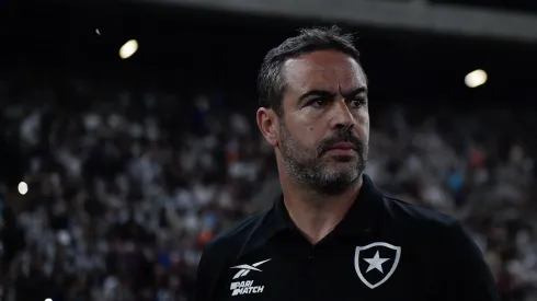 Artur Jorge técnico do Botafogo durante partida contra o Flamengo no estádio Engenhão pelo campeonato Brasileiro A 2024. Foto: Thiago Ribeiro/AGIF
