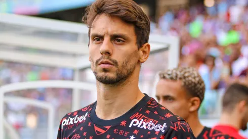 Rodrigo Caio jogador do Flamengo durante aquecimento antes da partida contra o Bahia no estadio Arena Fonte Nova pelo campeonato BRASILEIRO A 2023. Defensor vive péssima fase 
