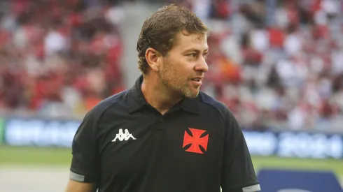 Rafael Paiva tecnico do Vasco durante partida contra o Athletico-PR no estadio Arena da Baixada pelo campeonato Brasileiro A 2024. Técnico pode receber reforço
