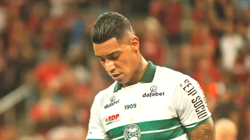 Alef Manga jogador do Coritiba lamenta chance perdida durante partida contra o Athletico-PR no estádio Arena da Baixada pelo campeonato Paranaense 2023. Atacante recebeu péssima notícia 
