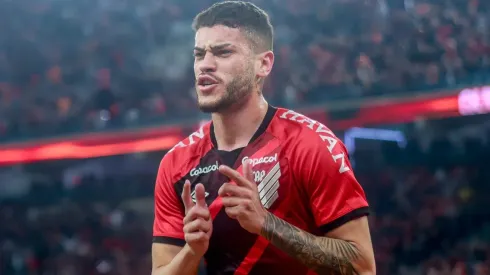 Rômulo jogador do Athletico-PR comemora seu gol durante partida contra o Bahia no estádio Arena da Baixada pelo campeonato Copa do Brasil 2022. Ponta está brilhando no futebol turco
