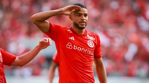 Wanderson, jogador do Internacional, comemorando seu gol no Beira-Rio, pelo Campeonato Gaúcho de 2024.
