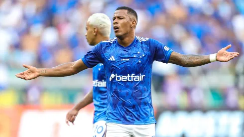 Arthur Gomes jogador do Cruzeiro reclama com a arbitragem durante partida contra o Atletico-MG no estadio Mineirao pelo campeonato Mineiro 2024. Ponta está sendo pressionado
