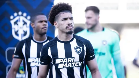 – Adryelson jogador do Botafogo durante partida contra o Santos no estadio Vila Belmiro pelo campeonato Brasileiro A 2023. Foto: Abner Dourado/AGIF
