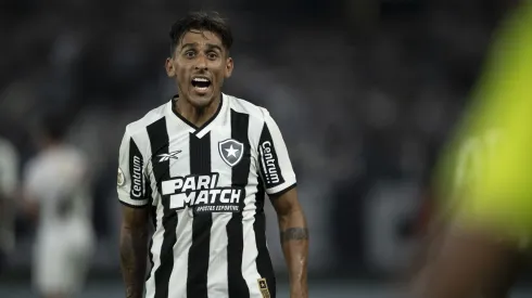 Damian Suarez jogador do Botafogo durante partida contra o Fluminense no estadio Engenhao pelo campeonato Brasileiro A 2024. Foto: Jorge Rodrigues/AGIF
