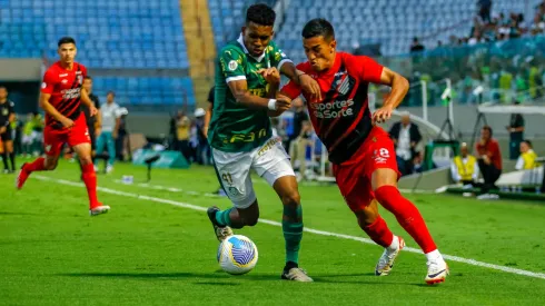 Estêvão jogador do Palmeiras disputa lance com Cuello jogador do Athletico-PR durante partida no estádio Arena Barueri pelo campeonato Brasileiro A 2024. Foto: Marco Miatelo/AGIF
