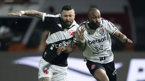 Rossi jogador do Vasco disputa lance com PK jogador do Vitoria durante partida no estádio São Januário pelo campeonato Brasileiro A 2024. Foto: Jorge Rodrigues/AGIF
