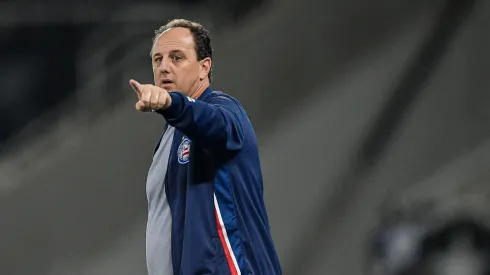 Rogério Ceni pode ter retorno de jogador importante – Foto: Thiago Ribeiro/AGIF
