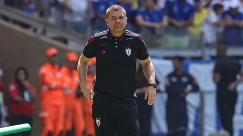 Umberto Louzer tecnico do Atletico-GO durante partida contra o Cruzeiro no estadio Mineirao pelo campeonato Brasileiro A 2024. Foto: Gilson Lobo/AGIF
