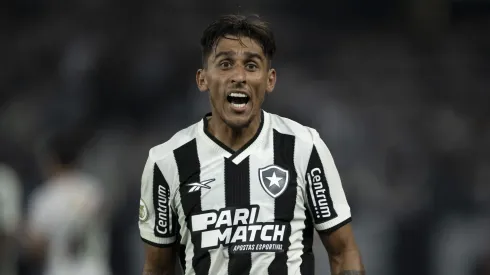 Damián Suárez, jogador do Botafogo, durante partida contra o Fluminense no Nilton Santos, pelo Campeonato Brasileiro.
