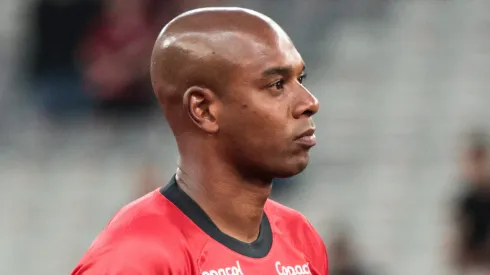 Fernandinho, jogador do Athletico-PR, em partida contra o Operário na Ligga Arena, pelo Campeonato Paranaense de 2024.
