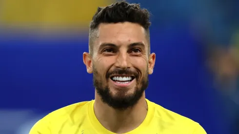 Alex Telles, do Al Nassr, sorri antes da partida da segunda mão das quartas de final da Liga dos Campeões da AFC entre Al-Nassr e Al Ain, no Estádio Al-Awwal, em 11 de março de 2024, em Riad, Arábia Saudita. (Foto: Yasser Bakhsh/Getty Images) 
