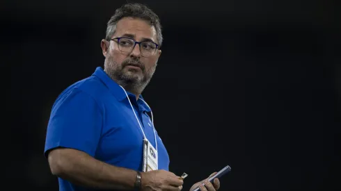 Alexandre Mattos diretor de futebol do Cruzeiro antes da partida contra o Botafogo no estádio Engenhão pelo campeonato Brasileiro A 2024. Foto: Jorge Rodrigues/AGIF
