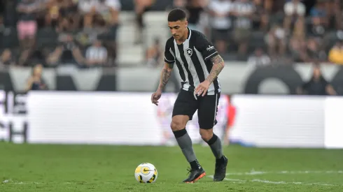 Philipe Sampaio jogador do Botafogo durante partida contra o Corinthians no estádio Engenhão pelo campeonato Brasileiro A 2022. Foto: Thiago Ribeiro/AGIF
