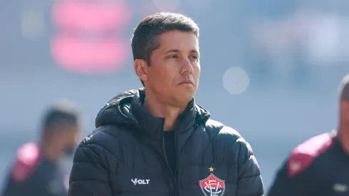 Thiago Carpini técnico do Vitoria durante partida contra o Grêmio no estádio Francisco Stédile pelo campeonato Brasileiro A 2024. Foto: Luiz Erbes/AGIF