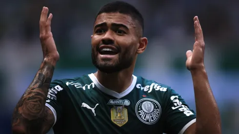 Bruno Tabata jogador do Palmeiras reclama com a arbitragem durante partida contra o Sao Paulo no estadio Arena Allianz Parque pelo campeonato Paulista 2023. Meia vive grande fase no Internacional
