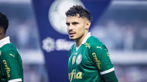 Raphael Veiga jogador do Palmeiras durante partida contra o Santos no estadio Vila Belmiro pelo campeonato Paulista 2024. Saída do atleta é debatida pela torcida 
