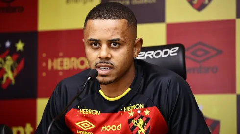 Foto: Paulo Paiva/Sport Recife – Vinícius Faria durante entrevista coletiva no Sport.
