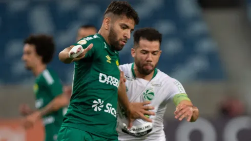 Pepê jogador do Cuiabá disputa lance com Rodrigo Soares jogador do Juventude durante partida no estádio Arena Pantanal pelo campeonato Brasileiro A 2022. Foto: Gil Gomes/AGIF
