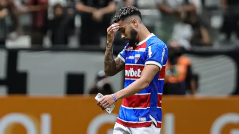 Calebe, jogador do Fortaleza, lamentando contusão durante partida contra o Atletico-MG, pelo Campeonato Brasileiro.
