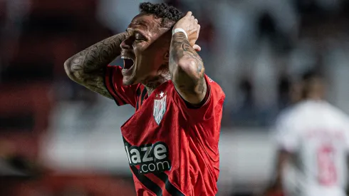 Janderson, jogador do Atletico-GO, durante partida contra o Bahia no Antônio Accioly, pelo Campeonato Brasileiro.
