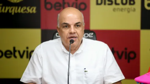 Yuri Romão Presidente do Sport apresenta Pepa como novo técnico do clube pernambucano nesta quarta-feira (4). O técnico português de 43 anos chegou ao Recife na noite do domingo para substituir o demitido Guto Ferreira. Foto: Marlon Costa/AGIF
