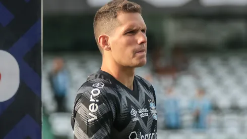 Rafael Cabral goleiro do Grêmio durante execução do hino nacional antes da partida contra o Bragantino no estádio Couto Pereira pelo campeonato Brasileiro A 2024. Goleiro em partida pelo time gaúcho. 
