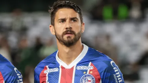 Everaldo jogador do Bahia durante execucao do hino nacional antes da partida contra o Coritiba no estadio Couto Pereira pelo campeonato Brasileiro A 2023. Centroavante não vive grande fase
