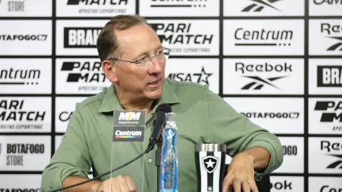 Foto: Vitor Silva/Botafog – John Textor durante entrevista coletiva no Botafogo.
