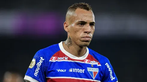 Breno Lopes jogador do Fortaleza durante partida contra o Botafogo no estádio Engenhão pelo campeonato Brasileiro A 2024. Foto: Thiago Ribeiro/AGIF
