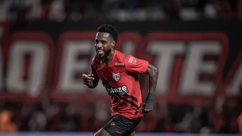 Guilherme Romão jogador do Atlético-GO comemora seu gol durante partida contra o Criciúma no estádio Antônio Accioly pelo campeonato Brasileiro A 2024. Foto: Heber Gomes/AGIF
