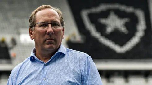 John Textor, dono do Botafogo, antes da partida contra o Fluminense, no Nilton Santos.
