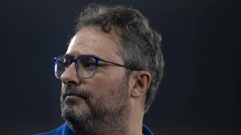 Alexandre Mattos diretor de futebol do Cruzeiro antes da partida contra o Botafogo (Foto: Jorge Rodrigues/AGIF)
