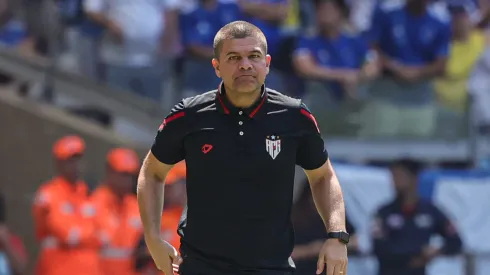 Umberto Louzer, técnico do Atletico-GO, durante partida contra o Cruzeiro no Mineirão, pelo Campeonato Brasileiro.
