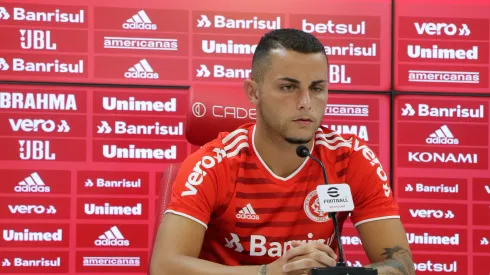 Foto: Divulgação/Internacional – Bruno Gomes durante coletiva de apresentação no Inter.
