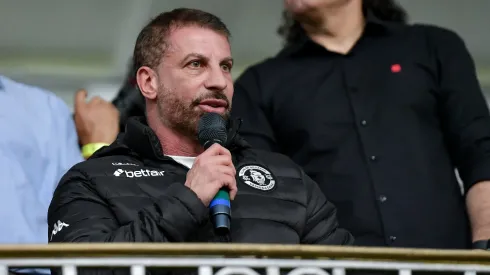 Pedrinho presidente do Vasco e Eduardo Paes prefeito do Rio de Janeiro durante solenidade de sanção da lei do potencial construtivo da reforma do estádio de São Januário, no estádio São Januário, nesta quarta feira (03). Foto: Thiago Ribeiro/AGIF