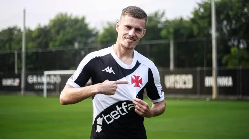 Maxime Dominguez em suas primeiras fotos oficiais com a camisa do Vasco.
