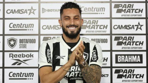 Alex Telles foi apresentado oficialmente – Foto: Vitor Silva/Botafogo.
