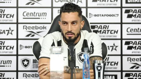 Foto: Vitor Silva/Botafogo – Alex Telles em entrevista coletiva de apresentação no Botafogo.
