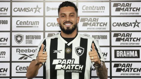 Alex Telles em sua apresentação oficial no Botafogo.
